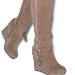 NIB. Cute Knee high wedge boot